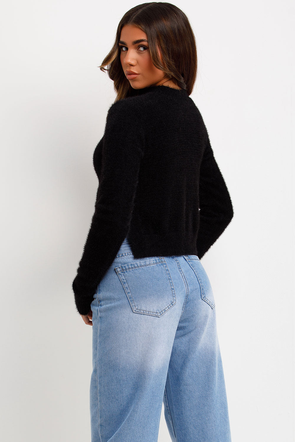 fluffy jumper with round neck long sleeves cropped length and side cut styledup