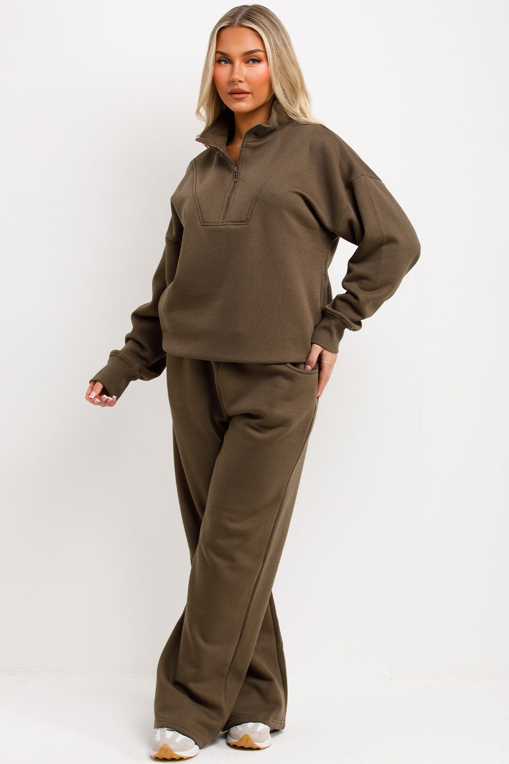 womens half zip sweatshirt and joggers loungewear co ord airport outfit
