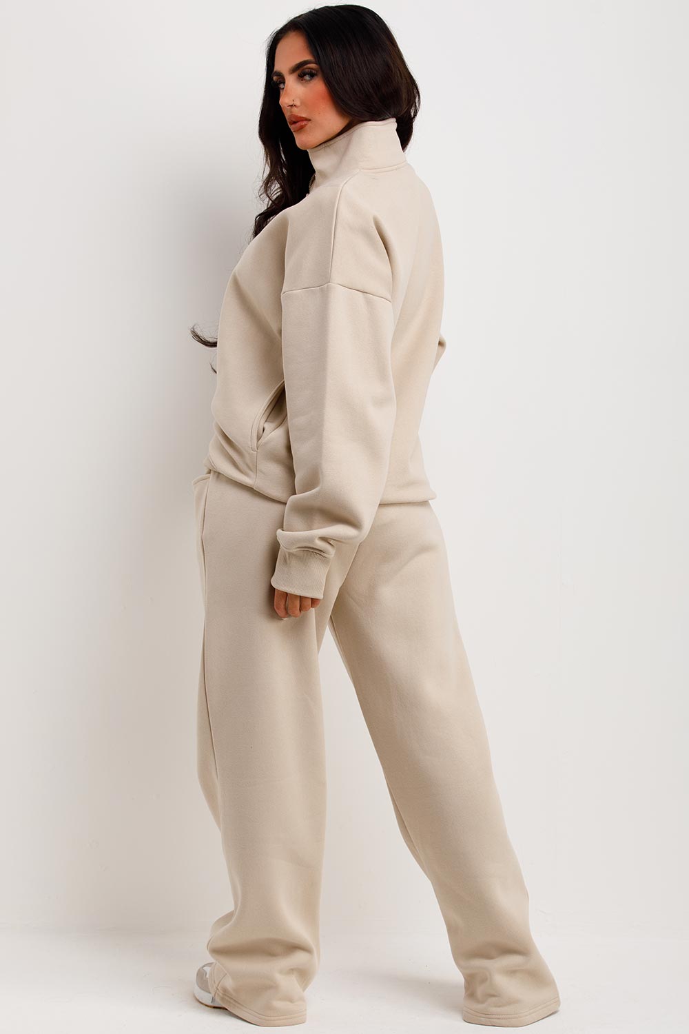 half zip sweatshirt and joggers loungewear set airport outfit