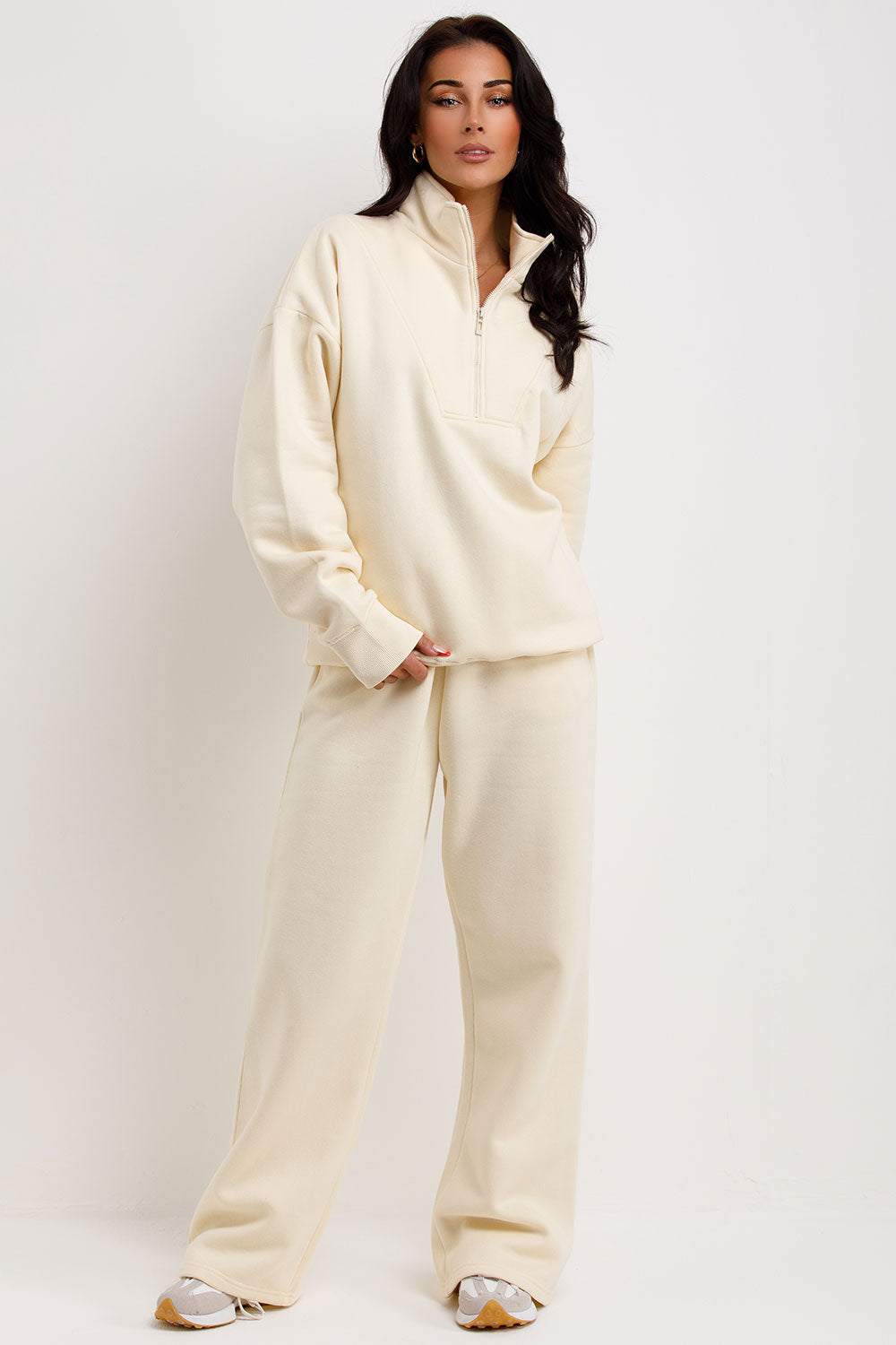 womens sweatshirt and joggers tracksuit airport outfit