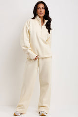 womens sweatshirt and joggers tracksuit airport outfit