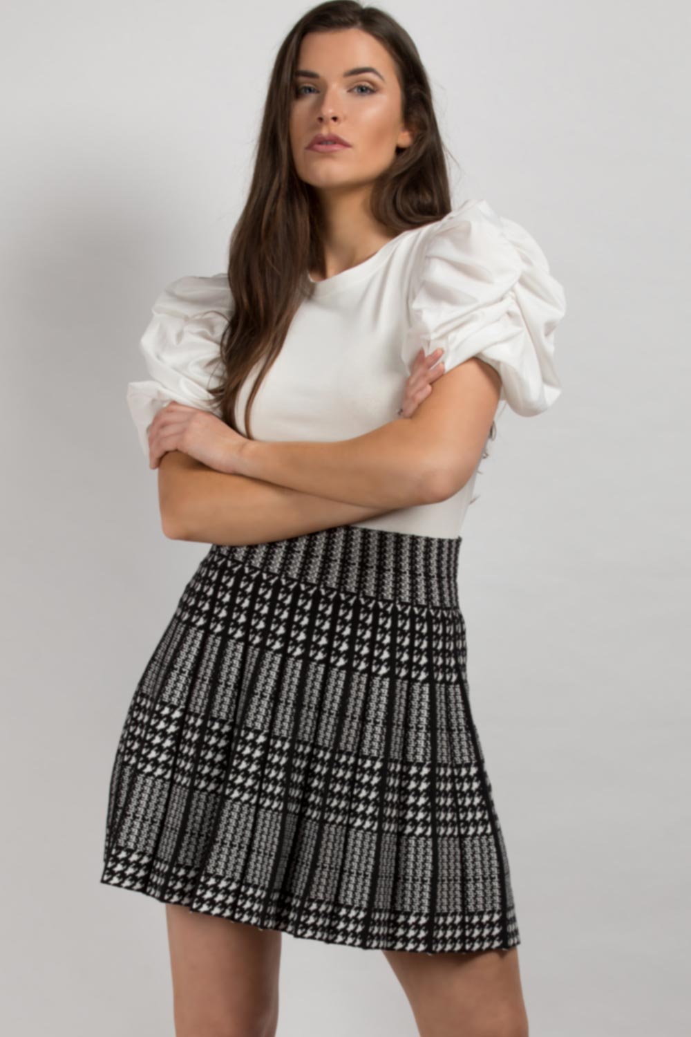 pleated skirt black and white