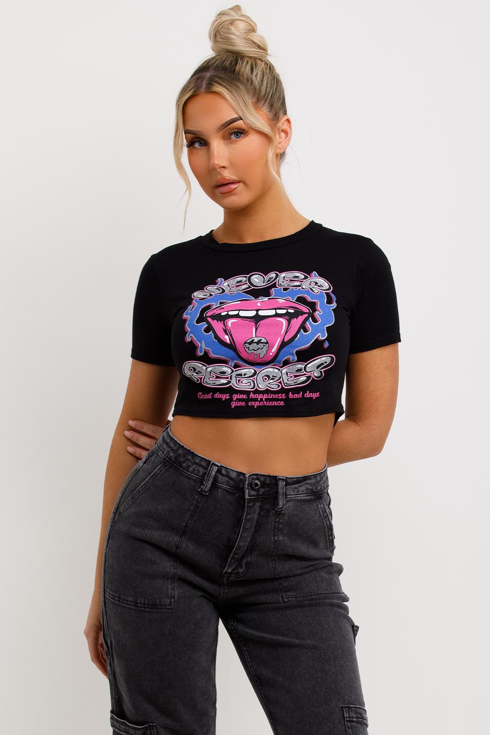 crop t shirt with never regret slogan and lips graphics