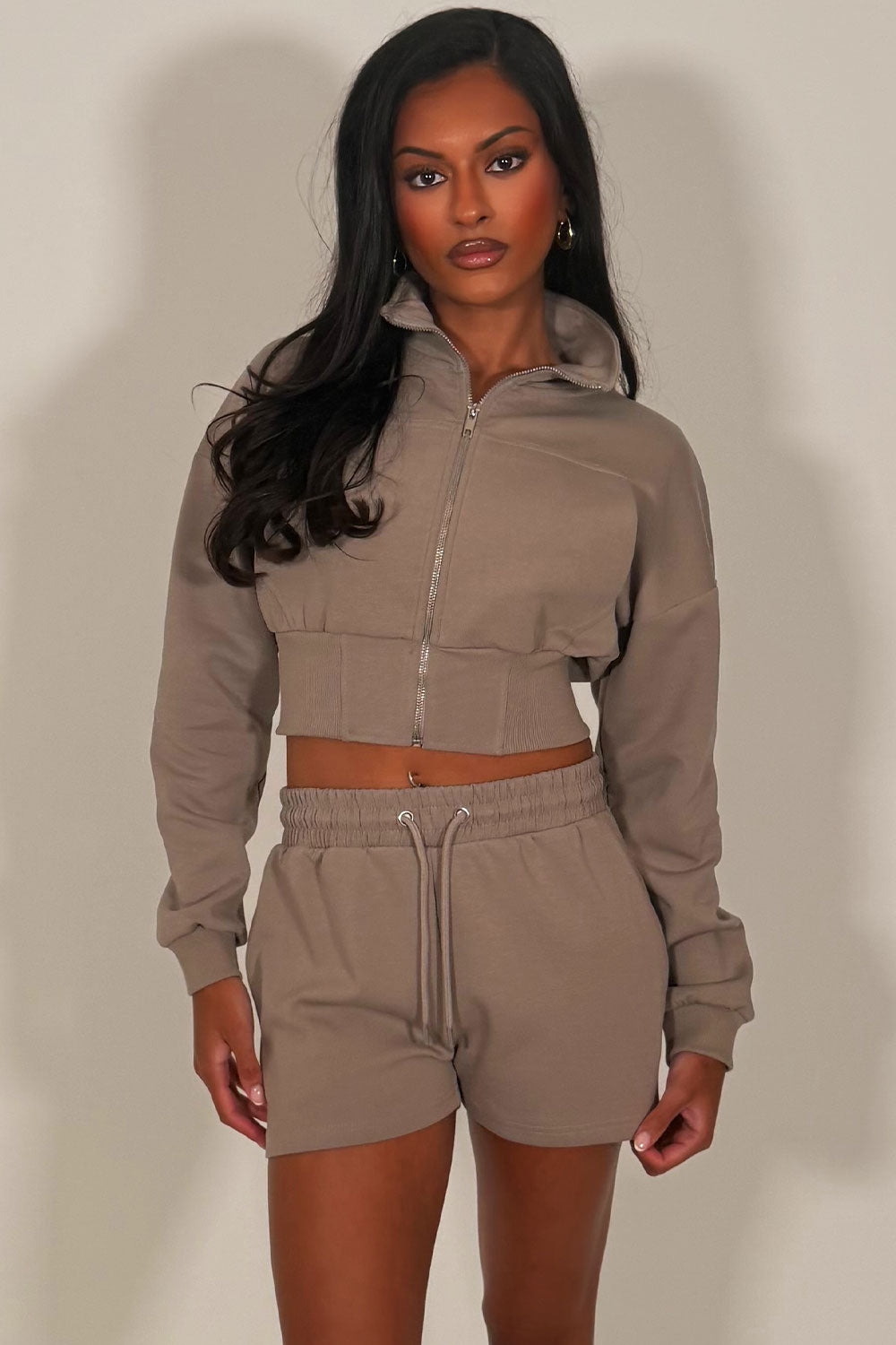 summer holiday travel airport outfits uk styledup