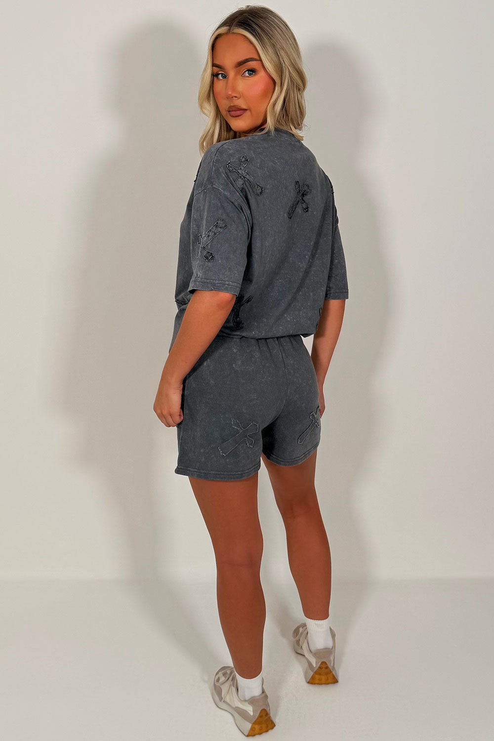 womens summer holiday airport outfit styledup uk