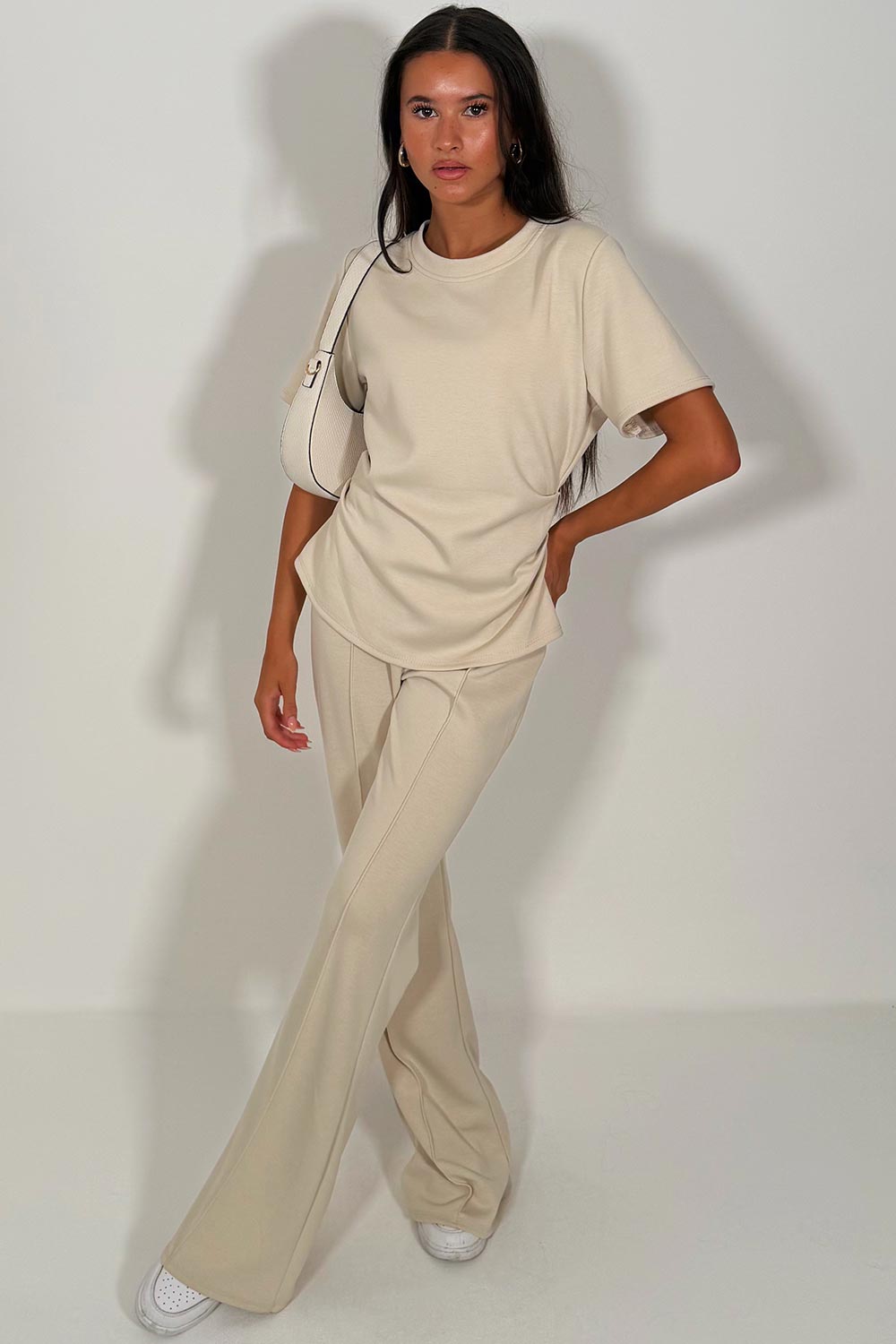 womens summer holiday travel airport outfit styledup uk