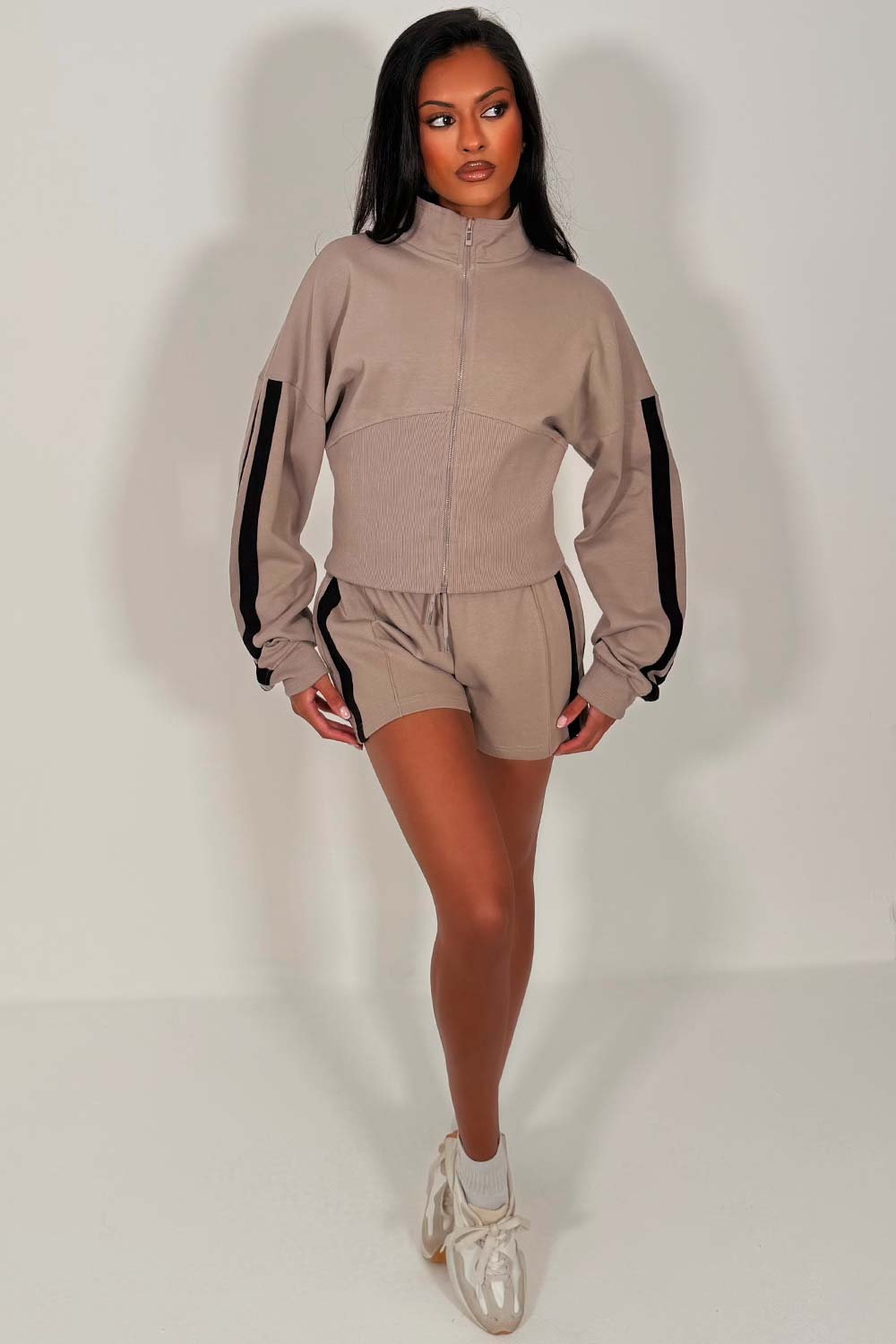 womens summer holiday airport outfit styledup uk